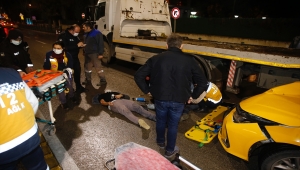 Eskişehir'de otomobil, yol kenarında bekleyenlere çarptı 2 kişi yaralandı