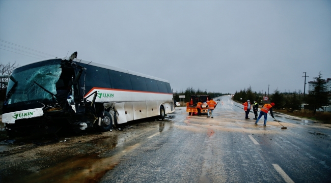 Eskişehir'de servis otobüsü ile traktörün çarpışması sonucu 1 kişi yaralandı 