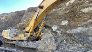 Eskişehir'de toprak altında kalan kepçe operatörü hayatını kaybetti