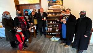 Güdül Belediye Başkanı Yalçın Yerli Malı Haftası nedeniyle kurulan standı ziyaret etti