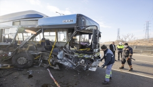 GÜNCELLEME - Ankara'da belediye otobüsü köprü korkuluklarına çarptı