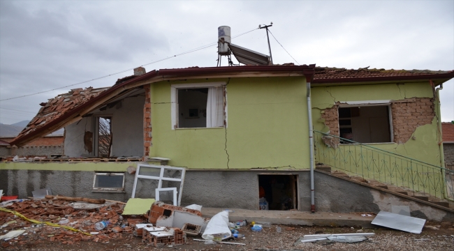 GÜNCELLEME - Karaman'da bir evde tüp patlaması sonucu karı koca yaralandı