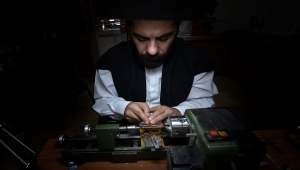 Gündüz tespih taneleriyle akşam sema gösterisiyle Allah'ı zikrediyor