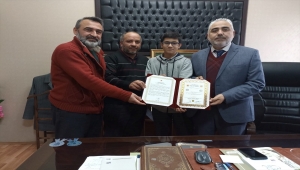 Hüyük'te hafızlık tespit sınavında başarılı olan lise öğrencisine belgesi verildi