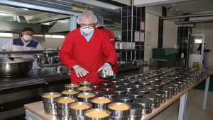 İhtiyaç sahiplerinin istihdam edildiği projeyle dezavantajlı ailelere yemek dağıtılıyor 