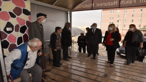 Karaman Valisi Işık'ın eşi, huzurevinde yaşlılarla bir araya geldi