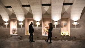 Kayaçların üzerine yapılan resimler Kapadokya'da sanatseverlerle buluştu