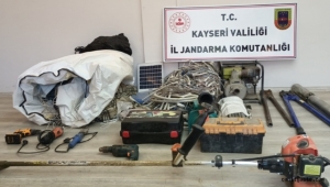 Kayseri'de aydınlatılan faili meçhul 9 hırsızlık olayının 3 zanlısı tutuklandı