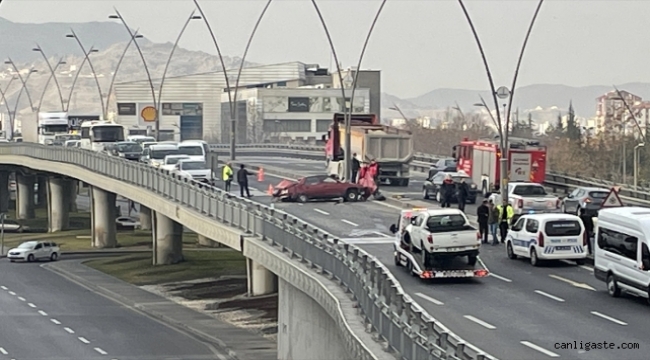 Kayseri'de otomobil ile pikabın çarpıştığı kazada 4 kişi yaralandı