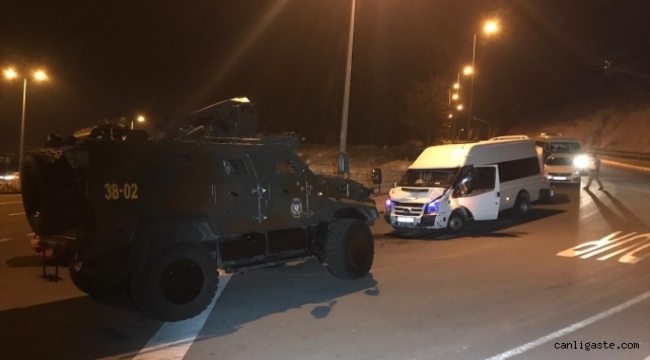 Kayseri'de polisten kaçmaya çalışan dolmuştan düzensiz göçmenler çıktı
