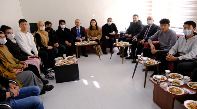Kırgızistanlı öğrenciler CÜ Rektörü Prof. Dr. Yıldız'a Kırgız pilavı ikram etti