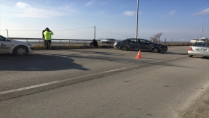 Kırıkkale'de bariyerlere çarpan otomobildeki 2 kişi yaralandı