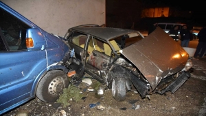 Kırıkkale'de dolmuşa çarpan otomobildeki 2 kişi yaralandı