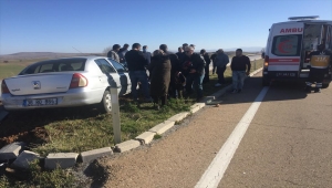 Kırıkkale'de refüje çarpan otomobildeki 2 kişi yaralandı