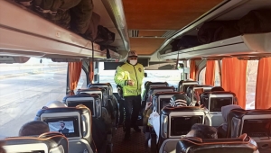 Kırşehir'de denetim yapan polisler sürücülerin yeni yılını kutladı