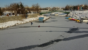 Kıyıları donan Beyşehir Gölü'nde buz üzerinde yürüyorlar