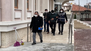 Konya'da cezaevinden izinli çıkıp evlerden hırsızlık yapan 2 şüpheli, polis kovalamacasıyla yakalandı