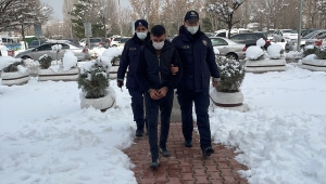 Konya'da ölümle tehdit ettiği ailesinin evine silahla gelen zanlı adliyede