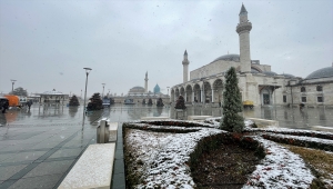 Konya kent merkezinde kar yağışı etkili oluyor
