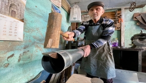 Mesleğinin ilçedeki son temsilcisi 61 yıldır tenekecilik yapıyor