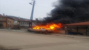 Nallıhan'da araçta çıkan yangın hasara yol açtı