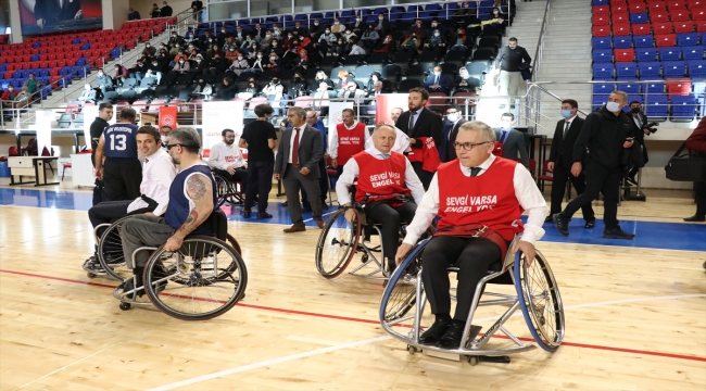 Niğde Valisi Şimşek ve protokol üyeleri, tekerlekli sandalyede basketbol oynadı