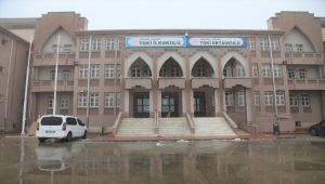 Öğrenciler, "Kitap ağacı ve renkli okuma köşesi"nde okuma alışkanlığı kazanıyor