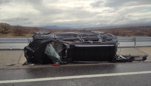 Seydişehir'de devrilen otomobildeki 2 kişi yaralandı
