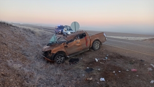 Sivas'ta devrilen pikaptaki 4 kişi yaralandı