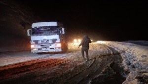 Sivas'ta kar yağışı ve buzlanma trafikte aksamalara neden oluyor 