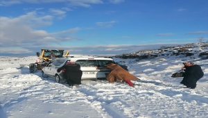 Sivas'ta karda mahsur kalanları karla mücadele ekipleri kurtardı