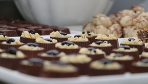 Sivas'ta lise öğrencileri kurdukları atölyede seri çikolata üretimine başladı 