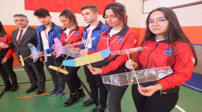 Sivas'ta liseliler geliştirdikleri model uçakla Türkiye ikincisi oldu