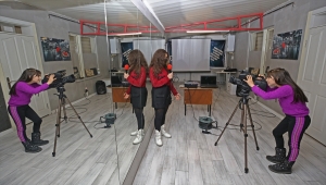 Televizyon haberciliği eğitimi alan çocuklar, ilk röportajlarını ebeveynleriyle yaptı