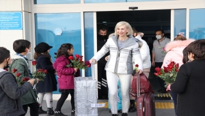Ukraynalı turistler Kayseri'de çiçekle karşılandı