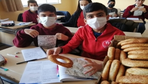 Ulaş'ta din görevlilerinden öğrencilere simit ikramı