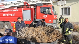 Yahyalı'da fırtınada yıkılan leylek yuvası onarıldı