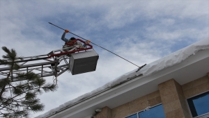Yalıhüyük'te buz sarkıtları temizliyor