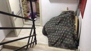 Yangın merdivenlerine konulan eşyalar tahliyeyi güçleştiriyor