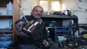 Yürüme engelli Konyalı Ali Usta elleriyle kazandığı hayatında çalışmaktan hiç vazgeçmedi