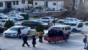 Aksaray'da motosiklete bağlı römorkta 7 kişilik tehlikeli yolculuk