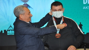 Akşehir'de dünya üçüncüsü tekvandocuya ödül verildi