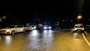 Ankara'da kendisine yardıma gelen polislerin aracını çalıp kaçan ve bir polisi yaralayan zanlı aranıyor