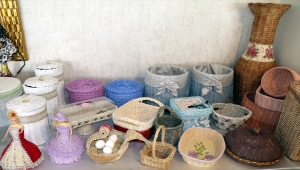 Atık kağıtlar kadınların elinde hasırdan süs eşyasına dönüşüyor