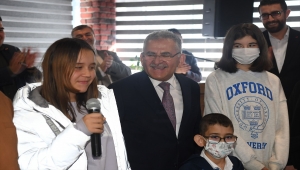 Başkan Büyükkılıç, kendisiyle görüşmek isteyen çocukla bir araya geldi