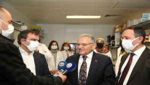 Başkan Memduh Büyükkılıç ERÜ'deki aşı merkezini ziyaret etti