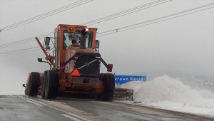 Beypazarı'nda karla mücadele çalışmaları sürüyor