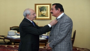 CHP Genel Başkanı Kemal Kılıçdaroğlu, partiye yeni katılanlara rozet taktı