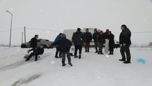 Çubuk Belediye Başkanı Demirbaş çocuklarla kar topu oynadı