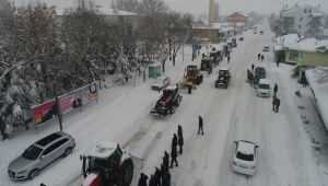 Çumralı çiftçiler belediye çalışanlarıyla kar kürüdü